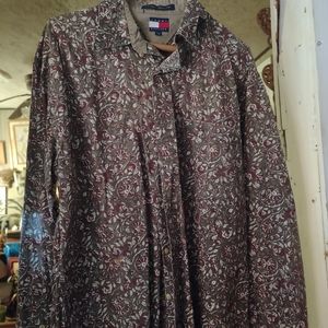 TOMMY HILFIGER MEN'S CASUAL SHIRT. SIZE LARGE.